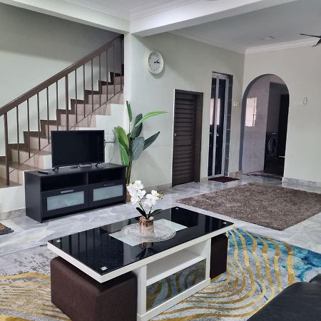 Three-Bedroom House At Tyara Homestay Sunway Petaling Jaya Exterior photo